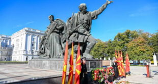 Владина делегација положи цвеќе по повод 13 Ноември-Денот на ослободувањето на Скопје
