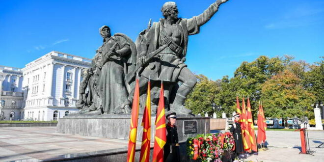 Владина делегација положи цвеќе по повод 13 Ноември-Денот на ослободувањето на Скопје