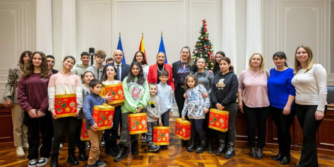 Премиерот Ковачевски на предновогодишна средба со децата од малите групни домови од ЈУ Детски дом „11 Октомври“