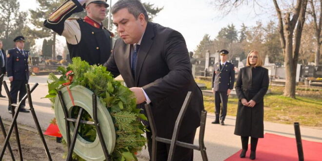 Владина делегација положи цвеќе на вечното почивалиште на Киро Глигоров