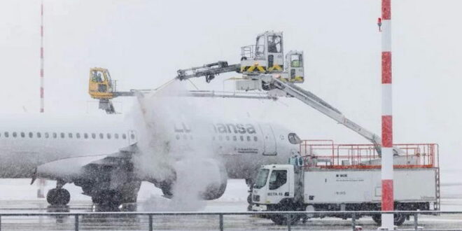 Стотици летови поради снежно невреме беа откажани на аеродромот во Франкфурт