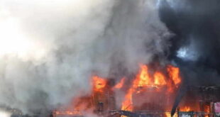 (ВИДЕО) Пожар во кинески трговски центар во Белград, го гаснат хеликоптери и 70 пожарникари