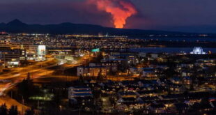 Ерупција на Исланд: Лавата уништува куќи во Гриндавик
