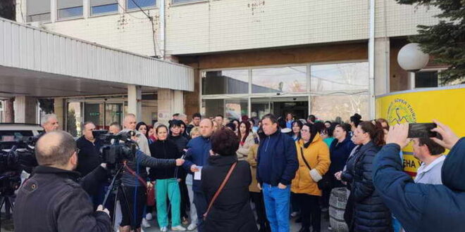 Вработените со договор на дело во прилепската болница побараа од заменик министерка Петрова да не ја кочи постапката за решавање на нивниот статус