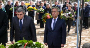 Владина делегација положи цвеќе и оддаде почит пред спомениците на депортираните македонски Евреи и на паднатите борци во НОБ