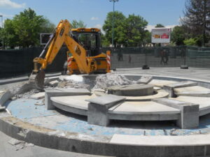 Ретро (05.06.2015): За да постават споменик, прилепските локални власти срушија фонтана