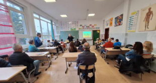 Странски наставници во посета на Скопје: Децата сè помалку користат моливи и пенкала