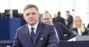 Владини функционери во Словачка ги обвинуваат медиумите и опозицијата за пукањето во премиерот Фицо